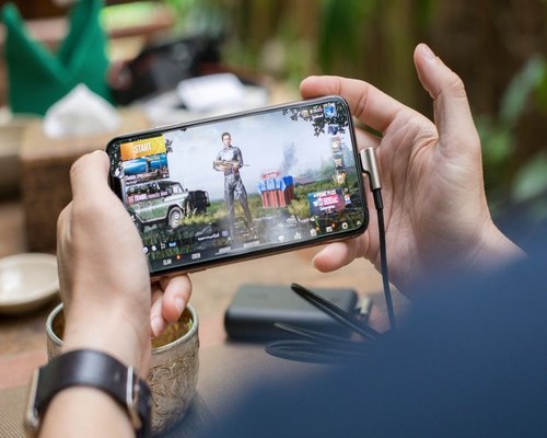 Smartphone showing the BEGINNERS tutorial in the fictional Southern Play District First Stop game